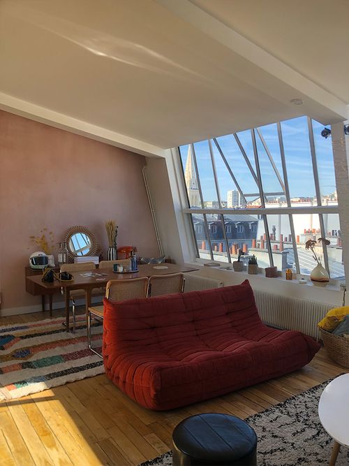 Modernes Wohnzimmer in einem Loft.