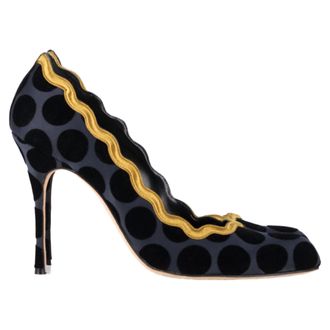 Manolo Blahnik Manolo Blahnik Effen Puntige Pumps met Golfrand in Marineblauwe Satijn