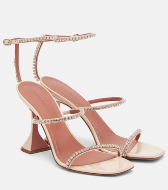 Amina Muaddi Sandalias Gilda de charol adornadas