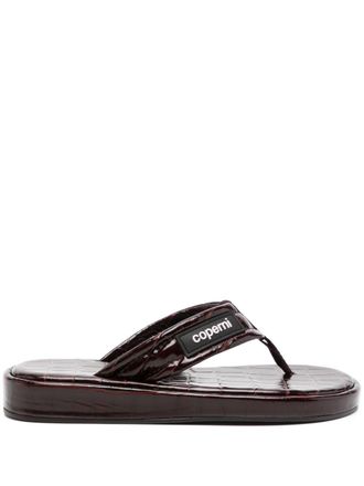 Coperni Teenslippers met krokodillen-reli&euml;f - Bruin