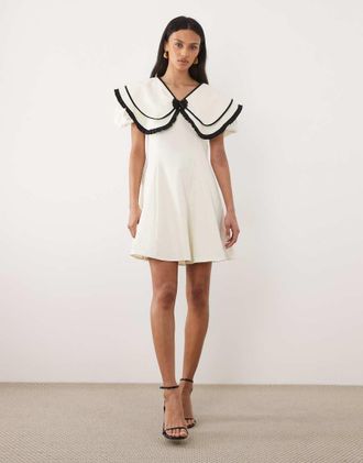 Sister Jane Sister Jane - Vestito corto bianco con maniche a sbuffo e colletto oversize con fiocco rimovibile con perline