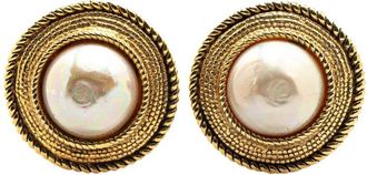 Chanel Orecchini a clip placcati in oro con perle sintetiche e logo 1985