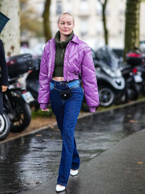 Thora Valdimar in einer Jeans und einer kurzen lila Puffer Jacket