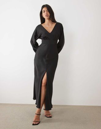 Forever New Vestito lungo in raso nero con scollo a V, spacco frontale e maniche ad ali di pipistrello-Arancione