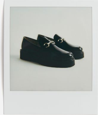 H&M Loafers aus Leder mit Kettendetail - Schwarz
