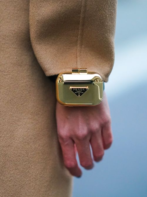 Closeup von einer goldenen Mini-Handtasche fürs Handgelenk von Prada.