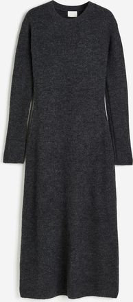 H&M Geripptes Strickkleid - Grau