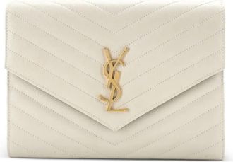 Saint Laurent Clutch Classic Monogram Envelope in pelle matelass&eacute; con motivo chevron e cinturino da polso - Bianco