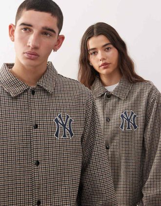 New Era NY Yankees - Giacca coach marrone a quadri con bottoni e logo