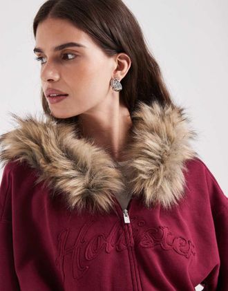 Hollister felpa con cappuccio e zip con logo grafico e bordo in pelliccia color berry-Rosso