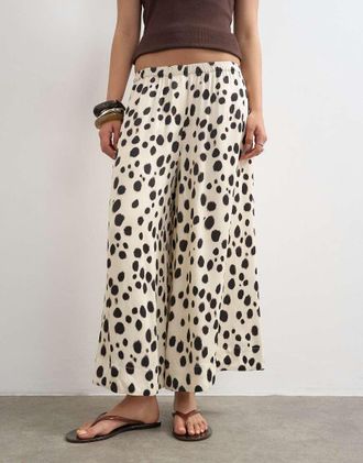 Topshop Pantaloni svasati a fondo ampio in raso con stampa animalier astratta-Bianco