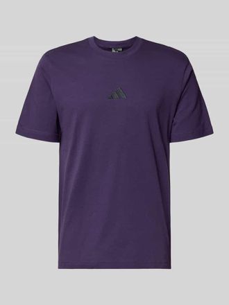 adidas T-Shirt mit Logo und Rundhalsausschnitt in Lila, Gr&ouml;&szlig;e L
