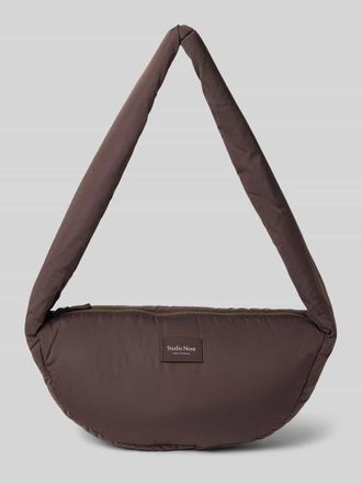Studio Noos Shoulder Bag mit Logo-Patch in Mittelbraun, Gr&ouml;&szlig;e 1