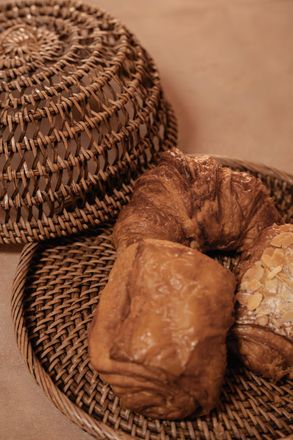 Bazar Bizar Campana cubre alimentos de rat&aacute;n en marr&oacute;n 27x27x12cm