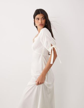 Vero Moda Vestito midi romantico in raso bianco con scollo a V e finiture in pizzo con allacciatura sulle maniche