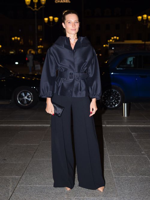 Ilona Smet trägt ein schwarzes Ensemble auf der Paris Fashion Week.