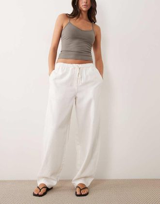 Arket Jeans in denim morbido bianco sporco a forma di cilindro