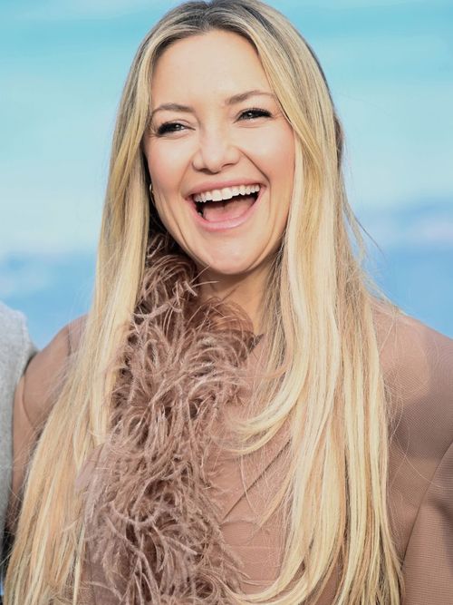 Kate Hudson strahlt mit ihrem weißen Zähnen auf dem Red Carpet um die Wette