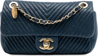 Chanel Borsa a spalla Surpique piccola in pelle di vitello effetto stropicciato con motivo chevron e ciondolo 2015-2016 - Blu