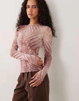 AFRM top a maniche lunghe con girocollo in rete Kaylee con stampa coccodrillo marrone