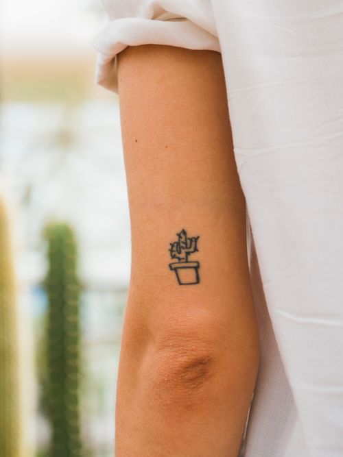 Close-up Foto von einem Oberarm mit einem Kaktus Tattoo