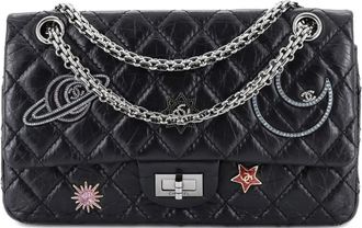 Chanel Borsa a spalla Space Charms Reissue 2.55 in pelle di vitello trapuntata con battente - Nero