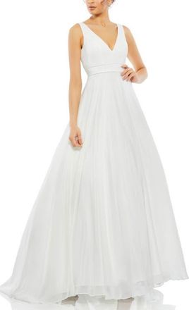 Mac Duggal Sleeveless V-Neck Layered Tulle Chiffon Ball Gown in White at Nordstrom, Size 10