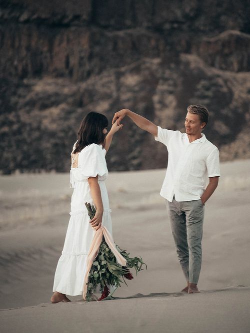 Brautpaar tanzt im Sand.