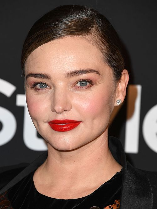 Model Miranda Kerr trägt einen tiefen Seitenscheitel.