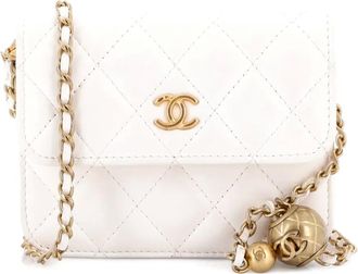 Chanel Borsa a tracolla Pearl Crush mini in pelle di agnello trapuntata con battente e catena - Bianco