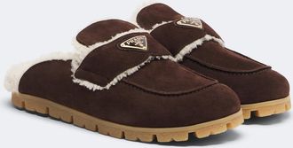 Prada Mules de ante con borrego