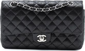 Chanel Borsa a spalla Classi Double Flap media in pelle di agnello traforata 2006-2008 - Nero