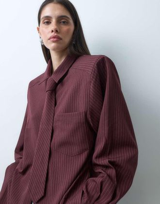 Lioness in esclusiva Chelsea camicia oversize in misto cotone con dettaglio spalline imbottite e laccio, a righe bordeaux-Multicolore