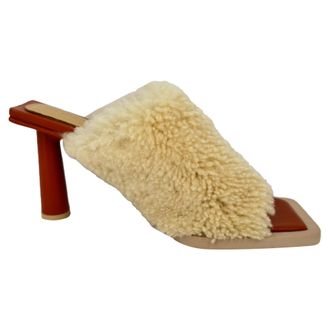 Jacquemus Jacquemus Les Mules Carr&eacute;s Ronds Shearling Sandalen in cr&egrave;me imitatiebont
