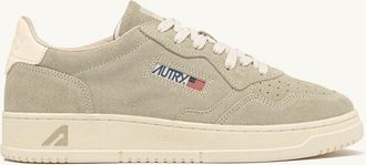 Autry MEDALIST LOW SNEAKERS IN PAPYRUS AND OFF WHITE SUEDE