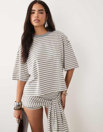 Lioness Bloom - T-shirt a maniche corte girocollo squadrata in misto cotone color cenere a righe-Grigio
