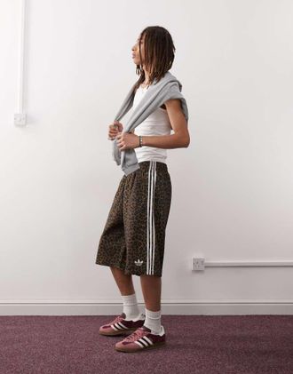 adidas Originals Pantaloncini oversize con stampa leopardata-Marrone