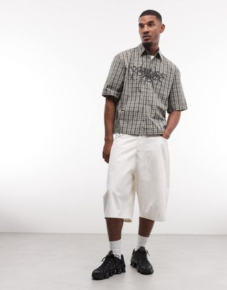 Weekday Pantaloncini lunghi ampi bianco sporco
