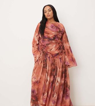 Asos Curve ASOS DESIGN Curve - Vestito lungo in chiffon stropicciato color ruggine a fiori raccolto con volant micro-Multicolore