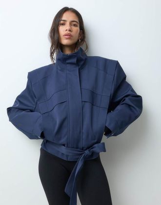 Asos giacca sportiva anni 80 con collo a imbuto e orlo con cintura-blu navy