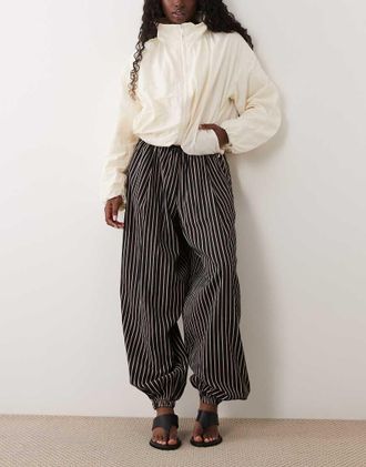Asos pantaloni balloon con banda laterale a righe sottili-Multicolore