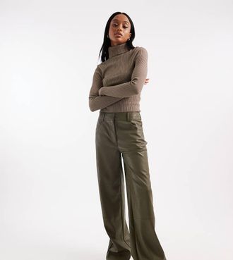 Asos Tall - Pantaloni a vita bassa dal taglio maschile in pelle sintetica verde