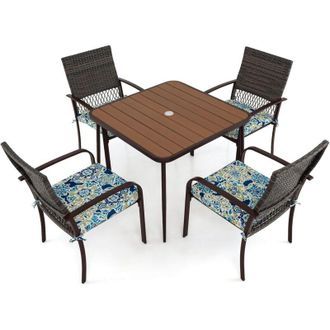 Costway Set 5 Pezzi Tavolo e Sedie da Esterno, Tavolo Quadtato con Piano in Legno Plastica e Foroe per Ombrellone e 4 Poltrone in Rattan con Cuscini