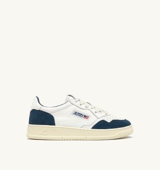Autry MEDALIST LOW SNEAKERS IN WHITE AND CAPRI NAPPA LEATHER SUEDE