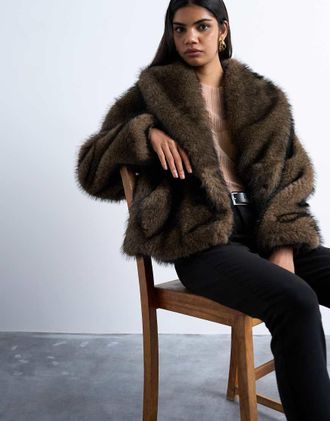 Topshop Cappotto sciallato squadrato color visone in pelliccia sintetica-Neutro