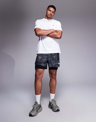 adidas adidas - Running Own The Run - Pantaloncini 2 in 1 con stampa grigia e nera-Grigio