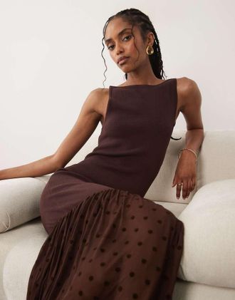 Pretty Lavish Rebecca - Vestito lungo in maglia color cioccolato a pois con scollo a barchetta e fondo sceso trasparente-Marrone