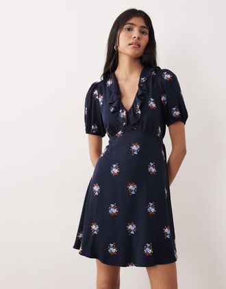 Nobody's Child Fae - Vestito corto blu navy a fiori con scollo a V con volant e maniche a sbuffo