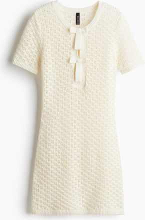 H&M Kleid aus Pointellestrick mit Zierschleifen - White