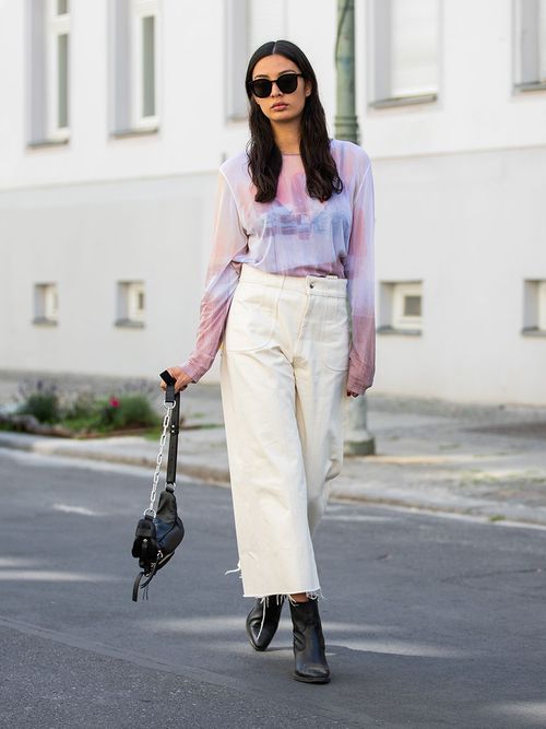 Streetstyle mit weißer Cullote und einem Batik Oberteil.
